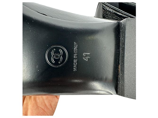 Chanel CC Loafer mit runder Kappe aus schwarzem Lackleder - Ansicht 11
