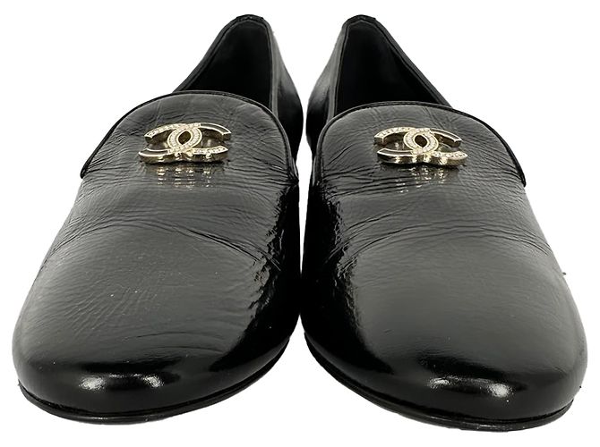 Chanel CC Loafer mit runder Kappe aus schwarzem Lackleder - Ansicht 2