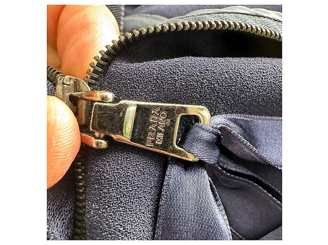 Prada ärmelloses V-Ausschnitt-Kleid aus marineblauem Polyester - Ansicht 4