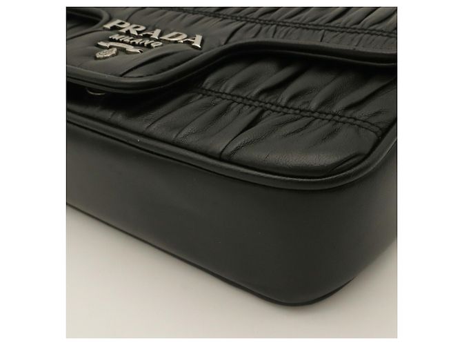 Prada Nappa Gaufre Schultertasche mit Kette und Raffung - Ansicht 4