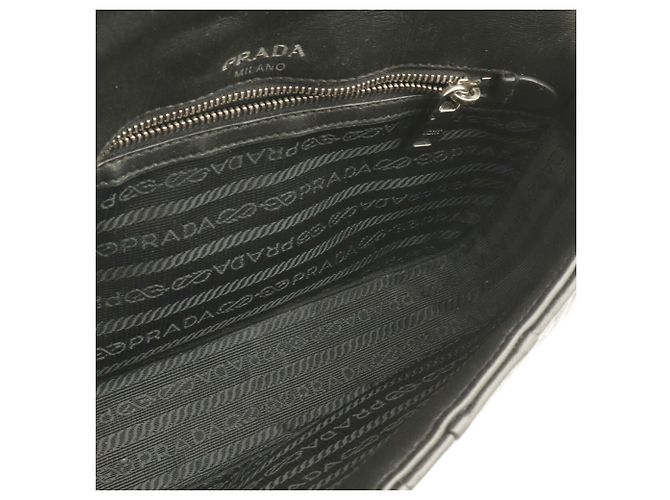Prada Nappa Gaufre Schultertasche mit Kette und Raffung - Ansicht 6
