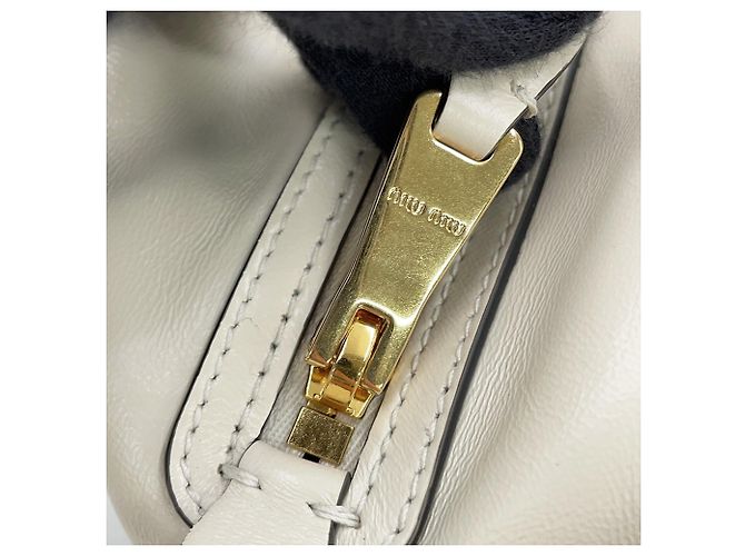 Miu Miu Bowling Lederhandtasche in White - Ansicht 11