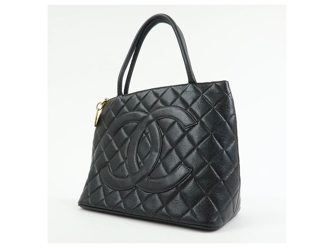 Chanel Medallion Quilted Caviar - vista 3