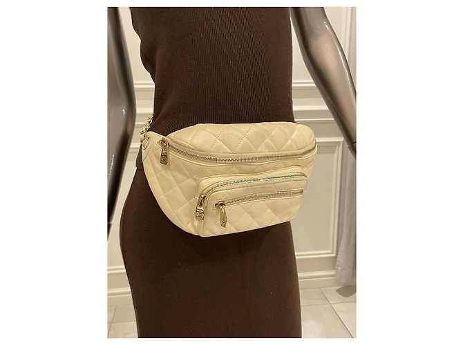 Chanel Bolsa de Cintura em Couro Acolchoado - Creme - vista 2