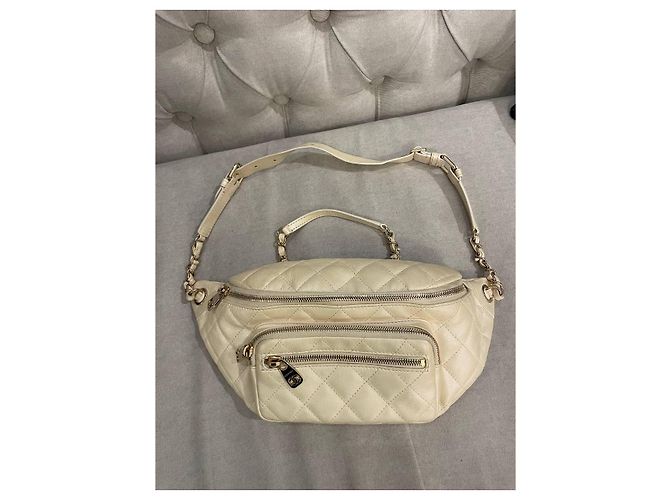 Chanel Bolsa de Cintura em Couro Acolchoado - Creme - vista 3