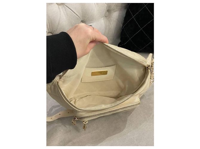 Chanel Bolsa de Cintura em Couro Acolchoado - Creme - vista 4
