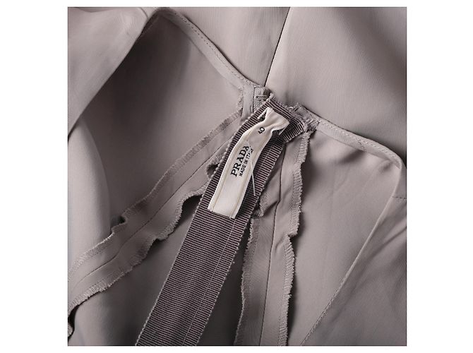 Prada Graues Midi-Kleid mit gerafften Ärmeln und Drapierung - Ansicht 7