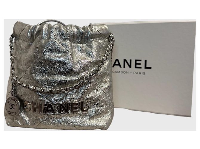 Bolsa Chanel 22 de couro prateado - vista 2