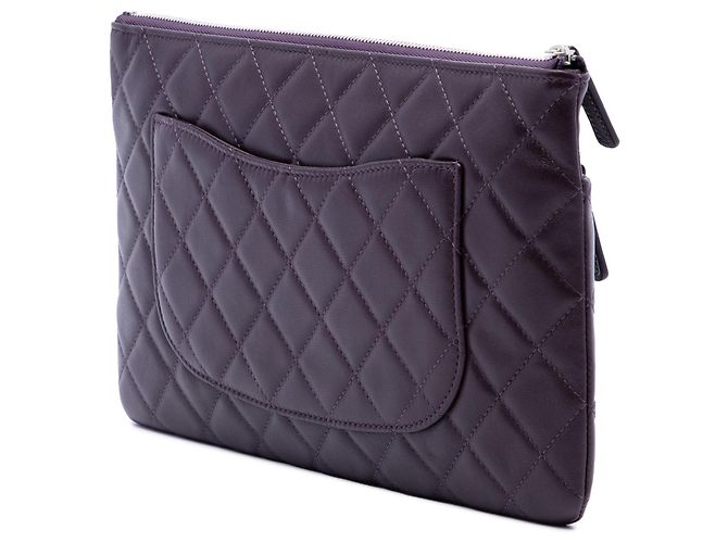 Clutch Chanel CC em pele de cordeiro acolchoada roxa com fecho duplo - vista 2