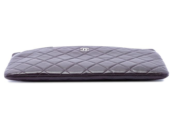 Clutch Chanel CC em pele de cordeiro acolchoada roxa com fecho duplo - vista 3
