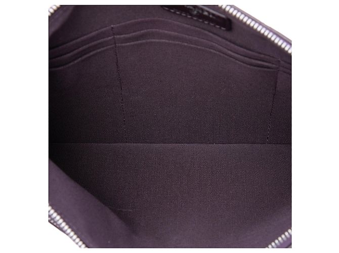 Clutch Chanel CC em pele de cordeiro acolchoada roxa com fecho duplo - vista 4
