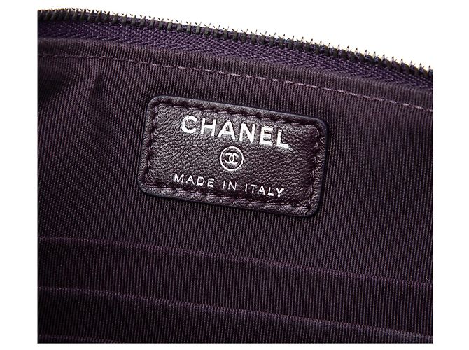 Clutch Chanel CC em pele de cordeiro acolchoada roxa com fecho duplo - vista 5
