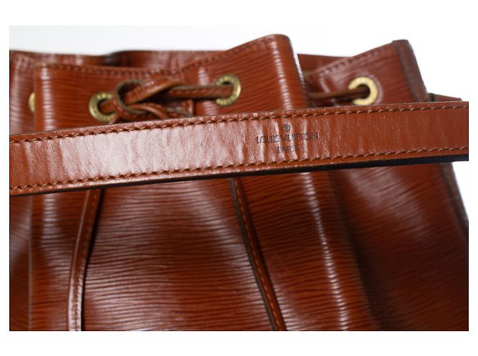 Louis Vuitton, borsa Noe in pelle epi marrone - vista 10