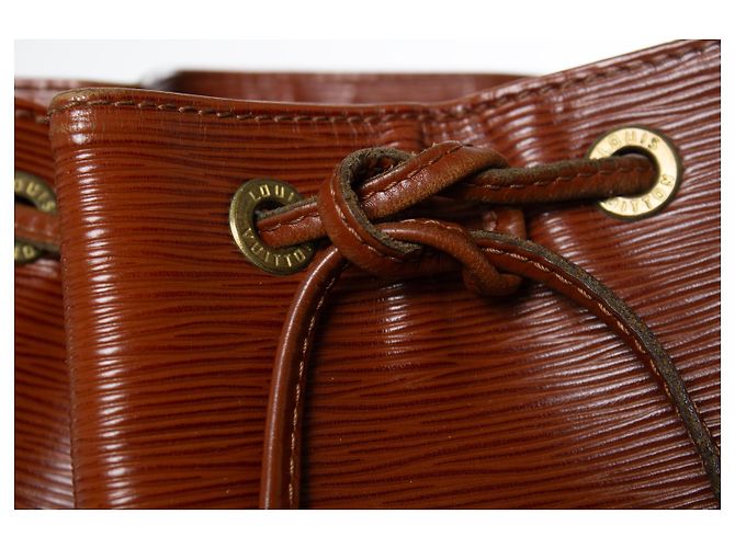 Louis Vuitton, borsa Noe in pelle epi marrone - vista 9