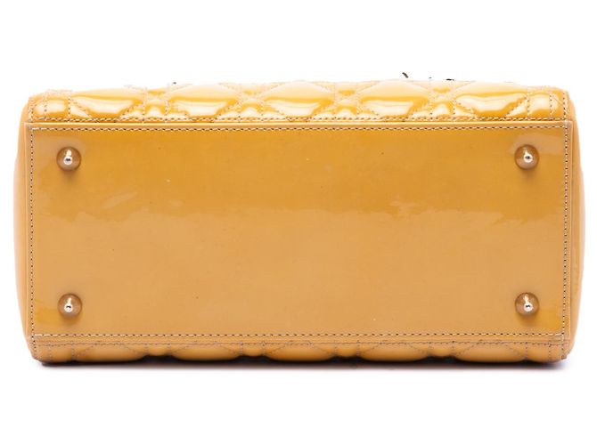 Borsa Lady Dior Medium in pelle verniciata Cannage Gialla - vista 3
