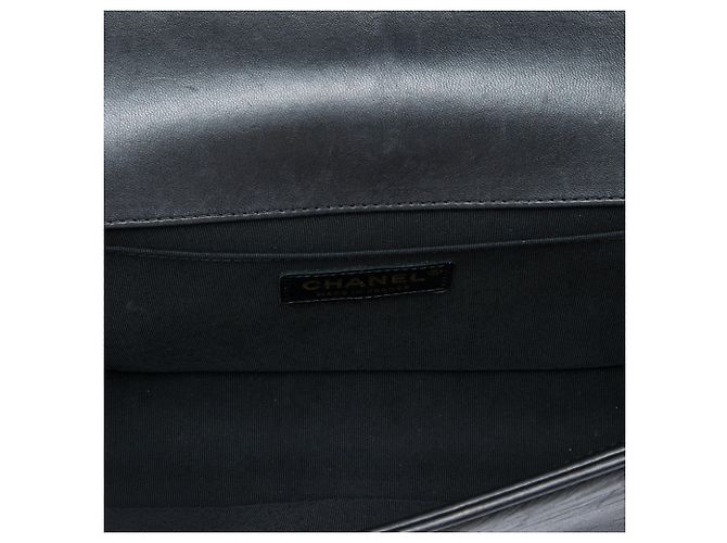 Borsa a tracolla Chanel Boy Flap in pelle d'agnello matelassé, Old Medium, Nera - vista 4