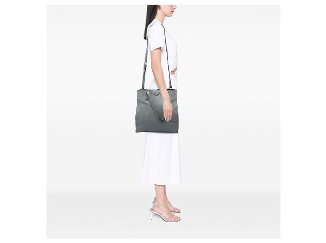 Bolso Tote Satchel Prada Medium Saffiano Gris - vista 5