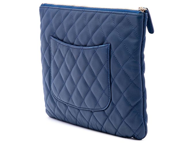 Clutch Chanel Medium Quilted Lambskin O Case Azul - vista 2