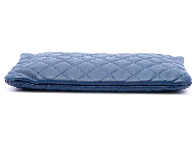 Clutch Chanel Medium Quilted Lambskin O Case Azul - vista 3