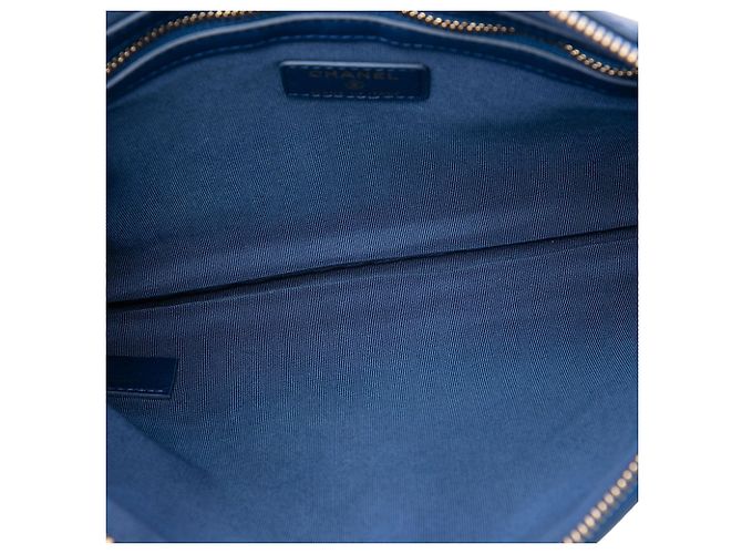 Clutch Chanel Medium Quilted Lambskin O Case Azul - vista 4