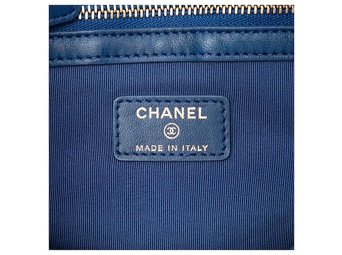 Clutch Chanel Medium Quilted Lambskin O Case Azul - vista 5