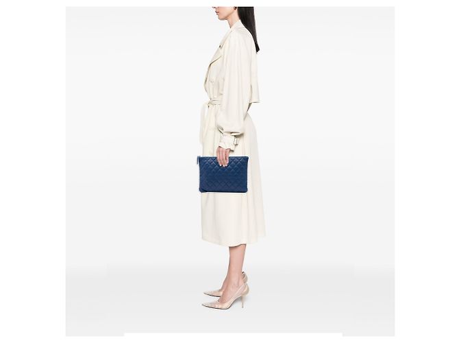 Clutch Chanel Medium Quilted Lambskin O Case Azul - vista 6