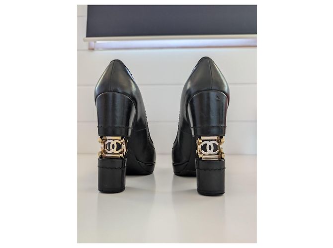 Décolleté Chanel in pelle nera con logo CC dorato - vista 2