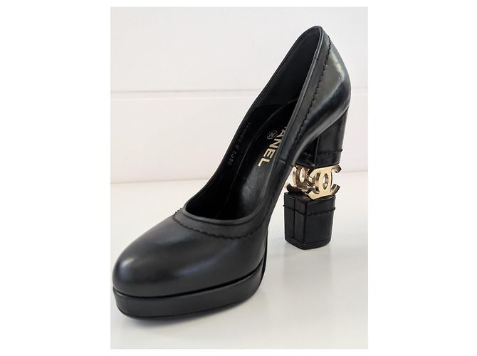 Décolleté Chanel in pelle nera con logo CC dorato - vista 4