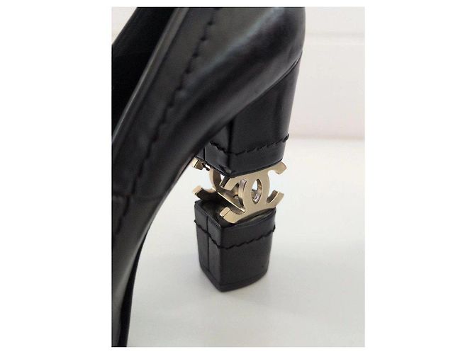Décolleté Chanel in pelle nera con logo CC dorato - vista 5