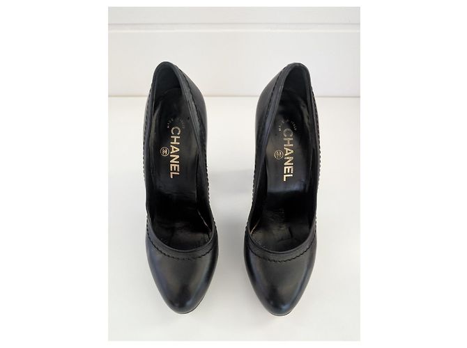 Décolleté Chanel in pelle nera con logo CC dorato - vista 6