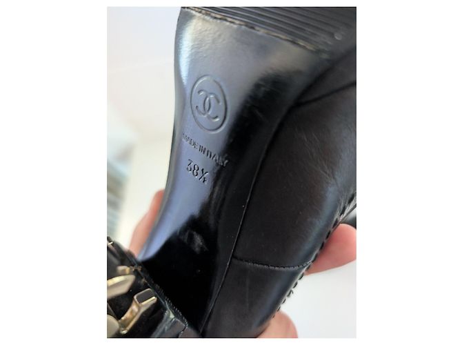 Décolleté Chanel in pelle nera con logo CC dorato - vista 7