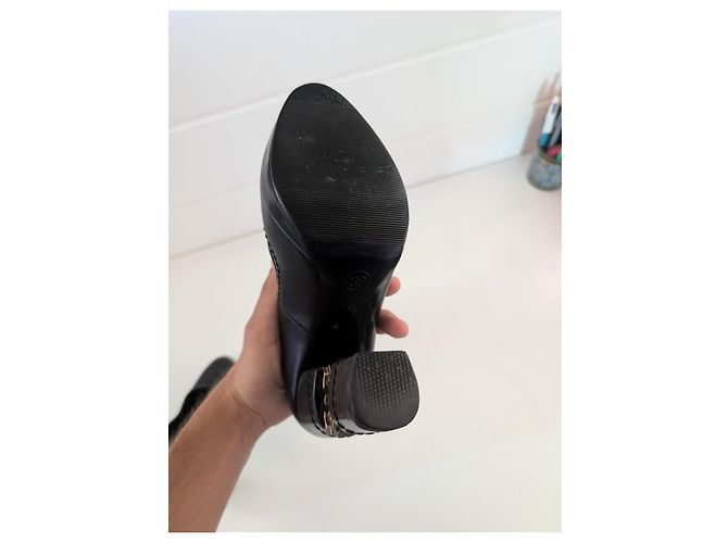 Décolleté Chanel in pelle nera con logo CC dorato - vista 8