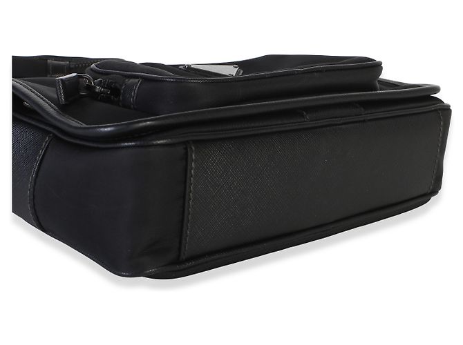 Prada Small Pocket Messenger Bag aus Re-Nylon in Schwarz - Ansicht 7