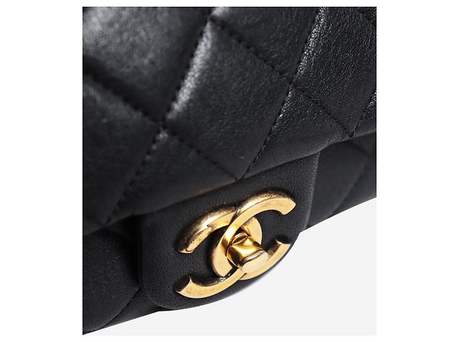 Chanel Schwarze gesteppte Schultertasche aus Leder mit Klappe 2017 - Ansicht 6