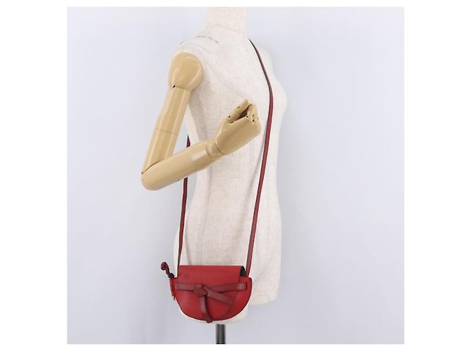 LOEWE Mini Gate Bag Sac à bandoulière en cuir rouge et or - vue 25