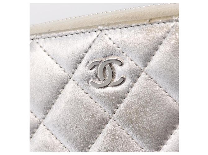 CHANEL Cartera Larga Matelassé de Piel de Cordero Silver CC - vista 15