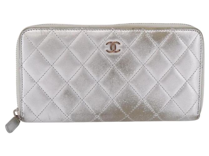 CHANEL Cartera Larga Matelassé de Piel de Cordero Silver CC - vista 2