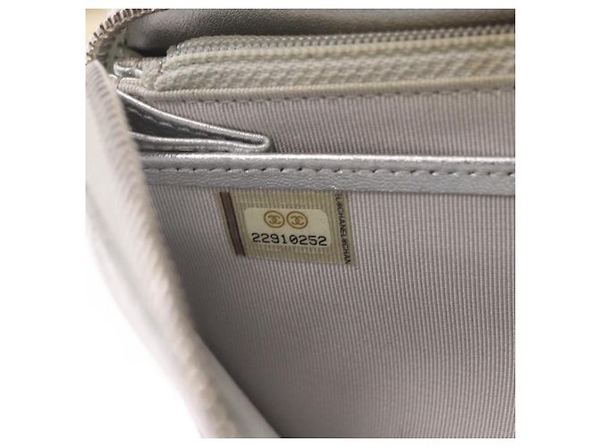 CHANEL Cartera Larga Matelassé de Piel de Cordero Silver CC - vista 25