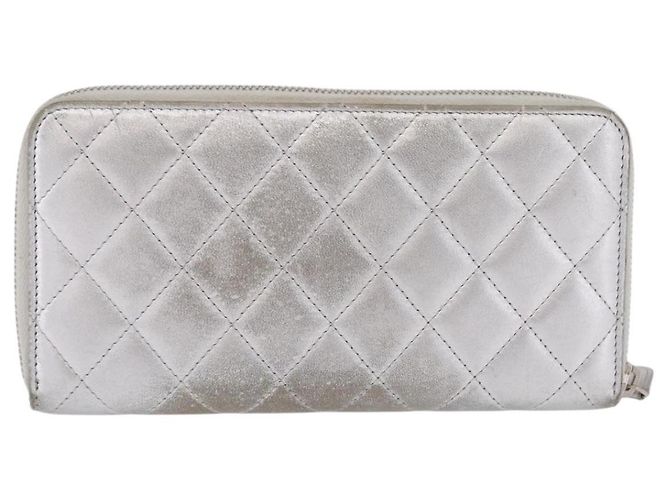 CHANEL Cartera Larga Matelassé de Piel de Cordero Silver CC - vista 3