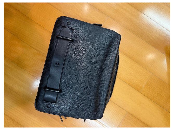 Louis Vuitton Pochette Volga Pelle Goffrata Monogram - vista 2