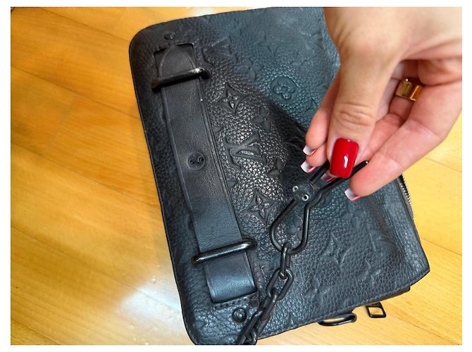 Louis Vuitton Pochette Volga Pelle Goffrata Monogram - vista 3