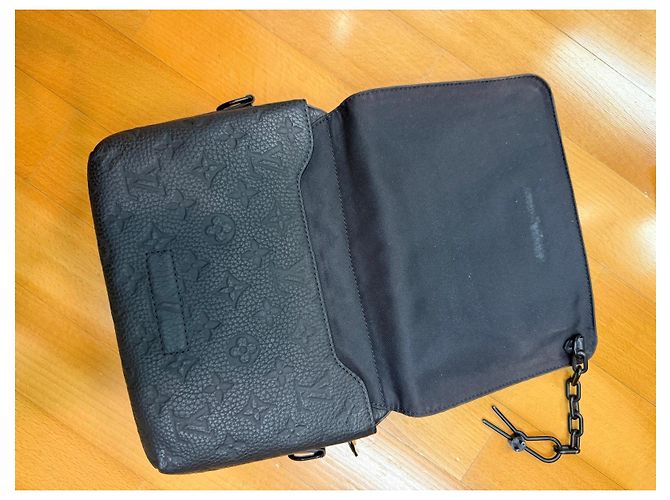 Louis Vuitton Pochette Volga Pelle Goffrata Monogram - vista 4