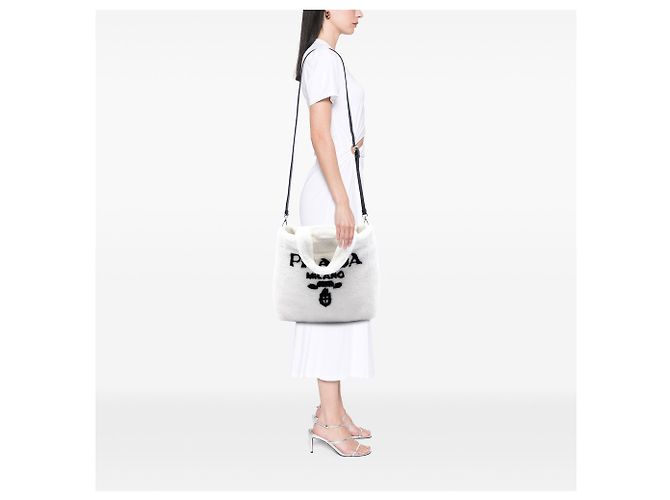 Tote Sac cabas Prada en shearling blanc avec logo - vue 6