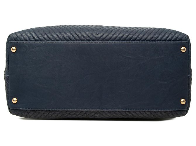 mala Chanel Blue Medium Chevron em couro de bezerro enrugado com medalhão - vista 3