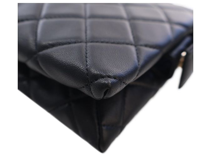 Chanel Black CC Quilted Lambskin Coco Charms Chain Wristlet Pouch - vista 10