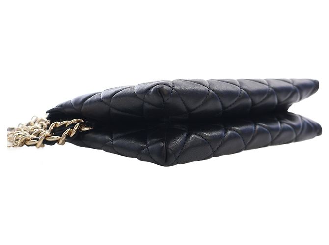 Chanel Black CC Quilted Lambskin Coco Charms Chain Wristlet Pouch - vista 14