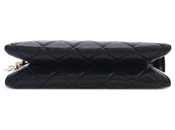 Chanel Black CC Quilted Lambskin Coco Charms Chain Wristlet Pouch - vista 3