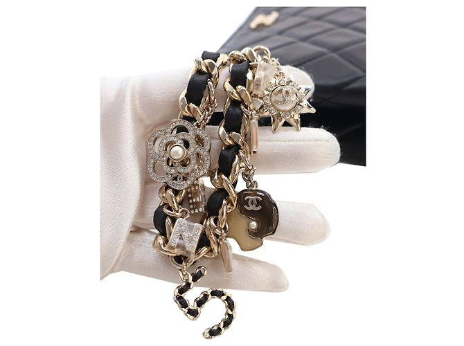 Chanel Black CC Quilted Lambskin Coco Charms Chain Wristlet Pouch - vista 8