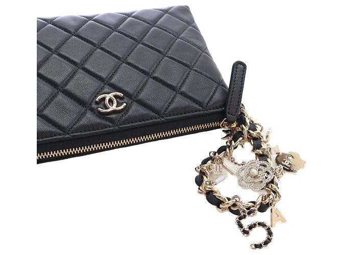 Chanel Black CC Quilted Lambskin Coco Charms Chain Wristlet Pouch - vista 9