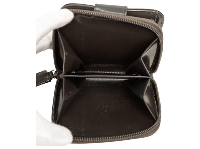 Portafoglio compatto con zip Prada in pelle di vitello marrone - vista 5